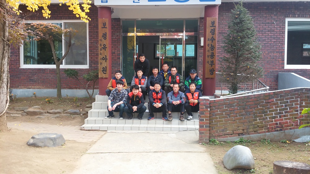 보령육안원 앞에서 찍은 봉사단 단체사진